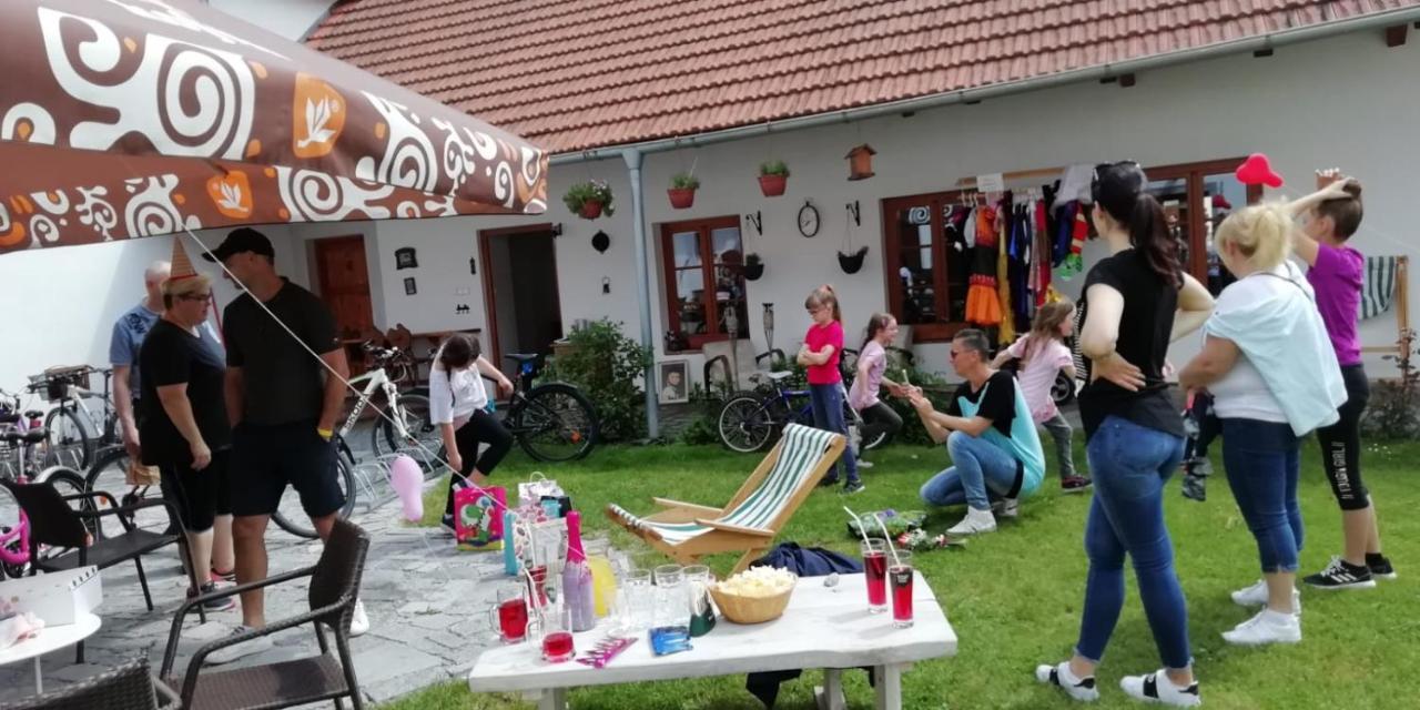 Penzion A Hospoda Na Statku Hluboká nad Vltavou Kültér fotó